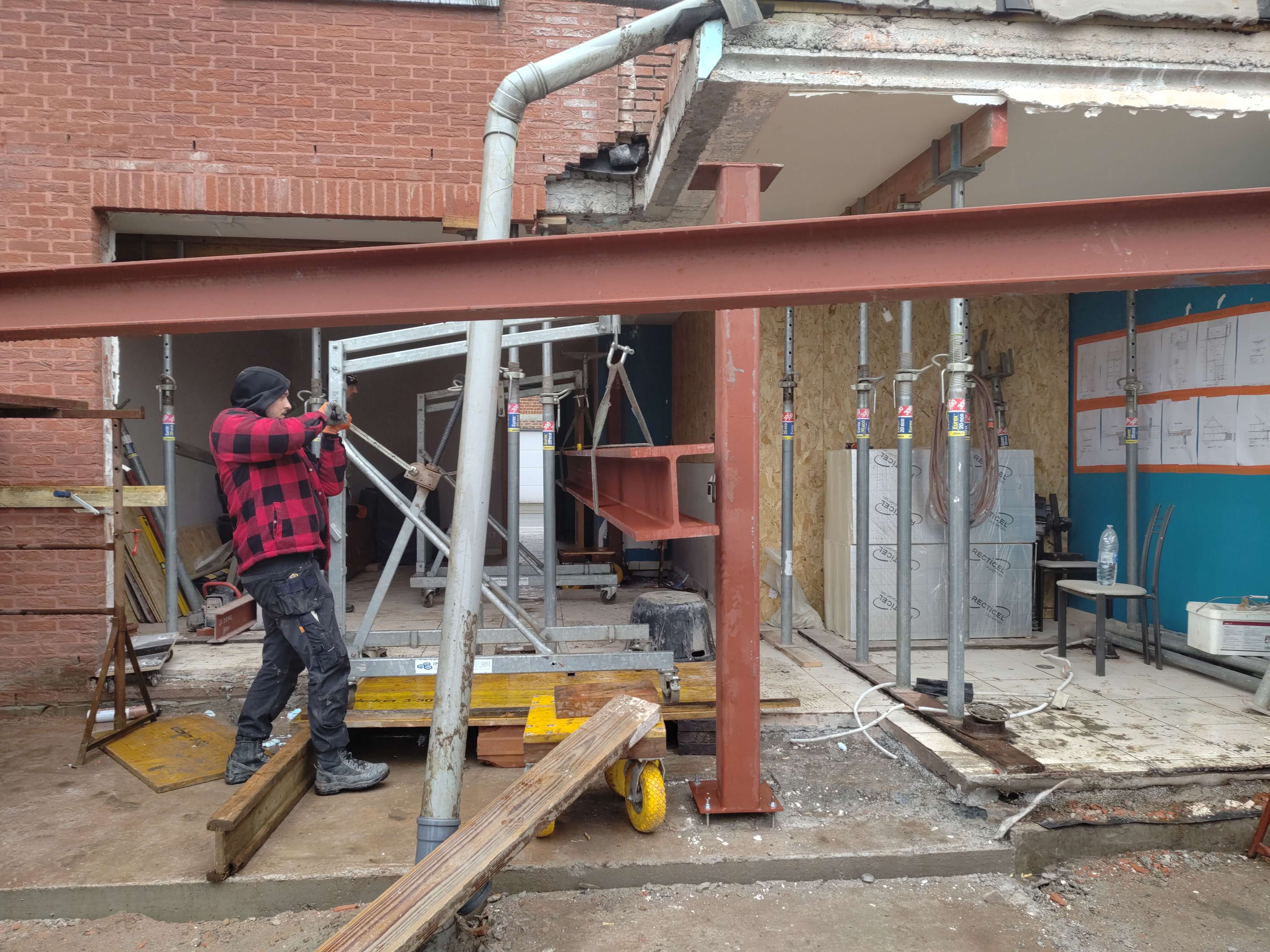 opbouw met balken van bijbouw aan woning